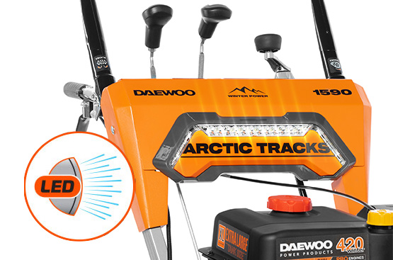 Яркая LED фара мощностью светового потока 280 лм обеспечивает освещение рабочей зоны перед снегоуборщиком, помогая работать в темное время суток.